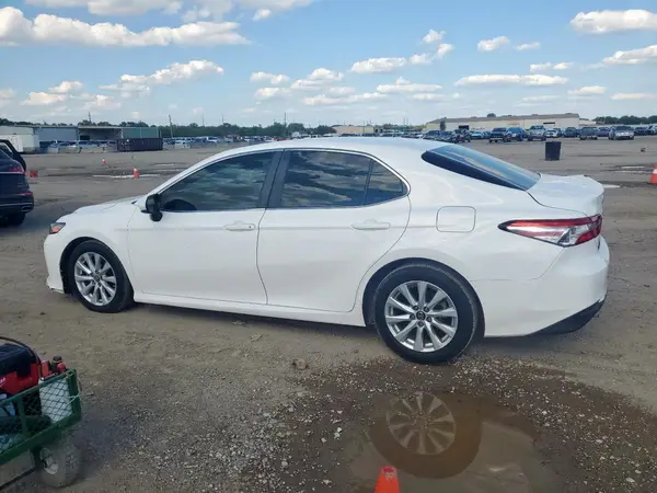 4T1B11HK6JU050702 2018 TOYOTA CAMRY - Image 2