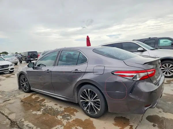 4T1B11HK6JU057990 2018 TOYOTA CAMRY - Image 2
