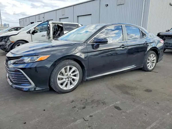 4T1B11HK6JU058329 2018 TOYOTA CAMRY - Image 1