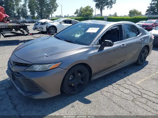 4T1B11HK6JU058895 2018 TOYOTA CAMRY - Image 2