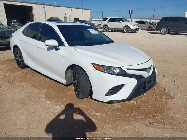 4T1B11HK6JU061439 2018 TOYOTA CAMRY - Image 1