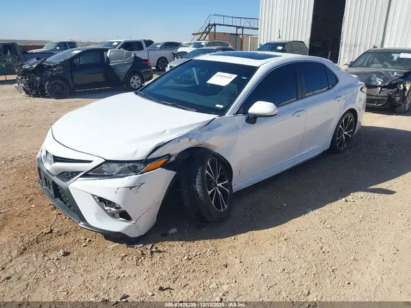 4T1B11HK6JU061439 2018 TOYOTA CAMRY - Image 2
