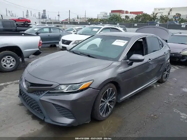 4T1B11HK6JU061571 2018 TOYOTA CAMRY - Image 2