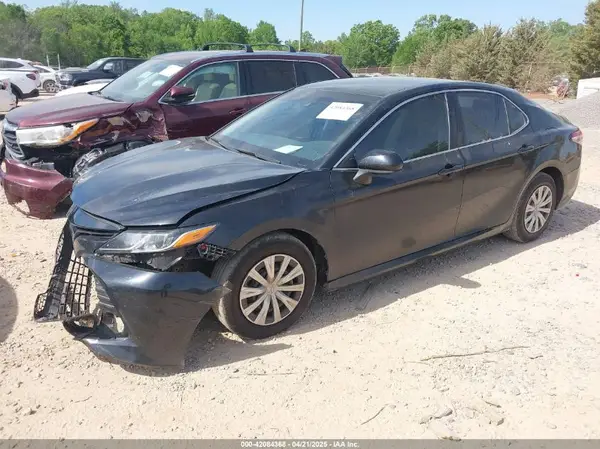 4T1B11HK6JU067077 2018 TOYOTA CAMRY - Image 2