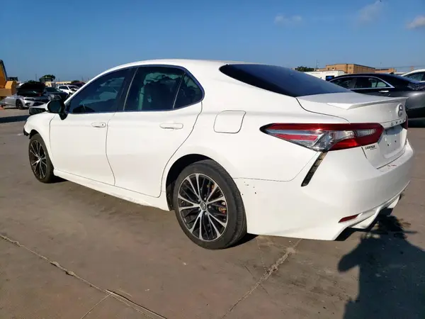 4T1B11HK6JU067161 2018 TOYOTA CAMRY - Image 2