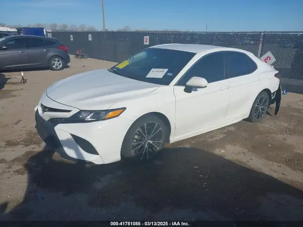 4T1B11HK6JU068231 2018 TOYOTA CAMRY - Image 2