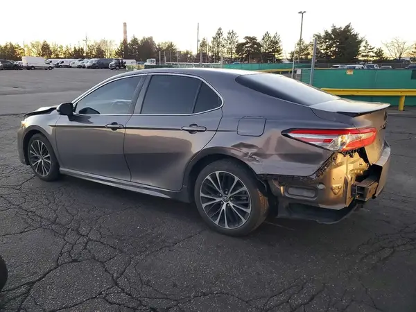 4T1B11HK6JU069878 2018 TOYOTA CAMRY - Image 2