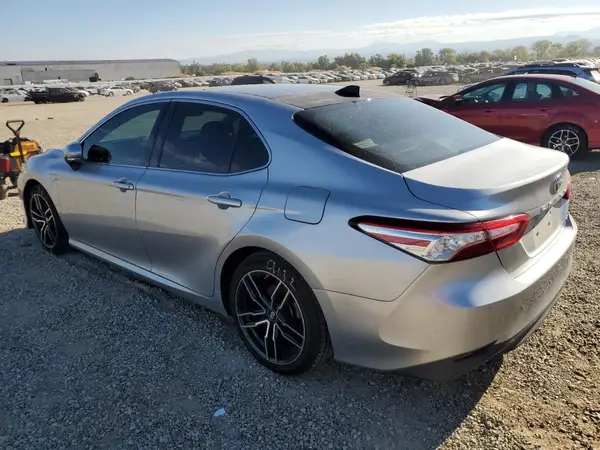 4T1B11HK6JU070125 2018 TOYOTA CAMRY - Image 2