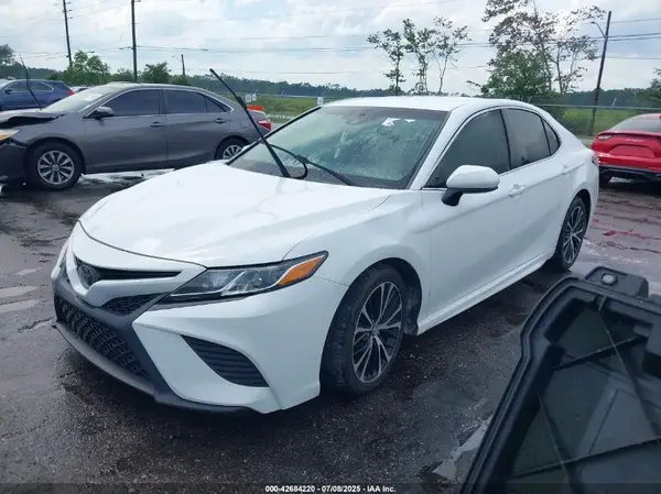 4T1B11HK6JU070447 2018 TOYOTA CAMRY - Image 2