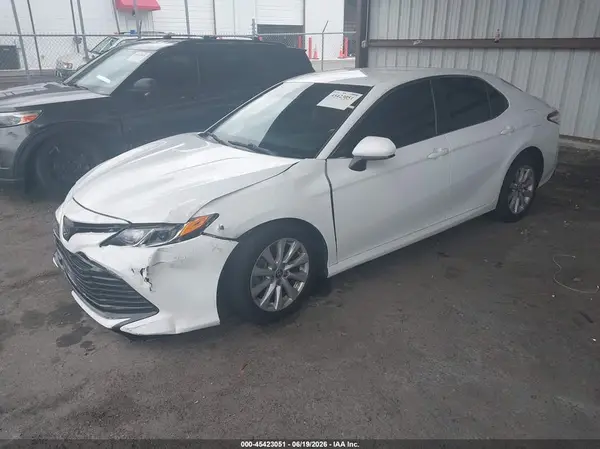 4T1B11HK6JU070741 2018 TOYOTA CAMRY - Image 2
