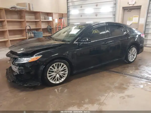 4T1B11HK6JU070903 2018 TOYOTA CAMRY - Image 2