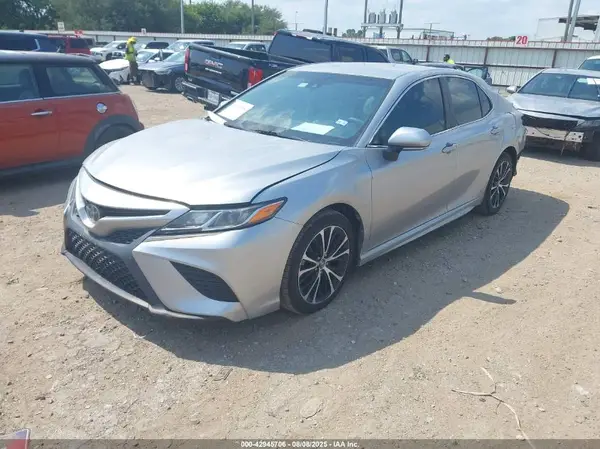 4T1B11HK6JU075230 2018 TOYOTA CAMRY - Image 2