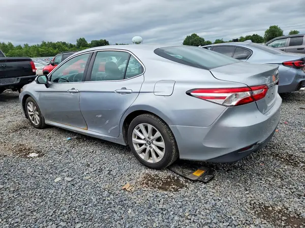4T1B11HK6JU075468 2018 TOYOTA CAMRY - Image 2