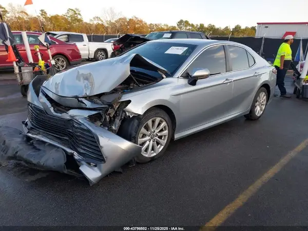 4T1B11HK6JU081206 2018 TOYOTA CAMRY - Image 2