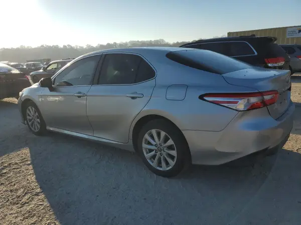 4T1B11HK6JU081237 2018 TOYOTA CAMRY - Image 2