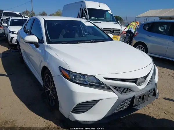 4T1B11HK6JU083179 2018 TOYOTA CAMRY - Image 1