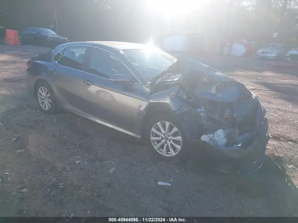 4T1B11HK6JU088558 2018 TOYOTA CAMRY - Image 1