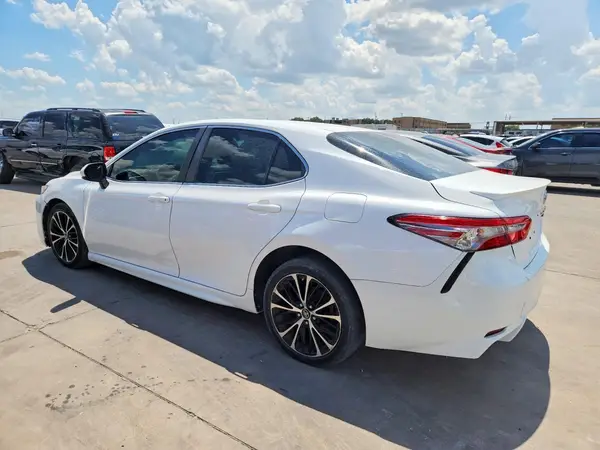 4T1B11HK6JU088804 2018 TOYOTA CAMRY - Image 2