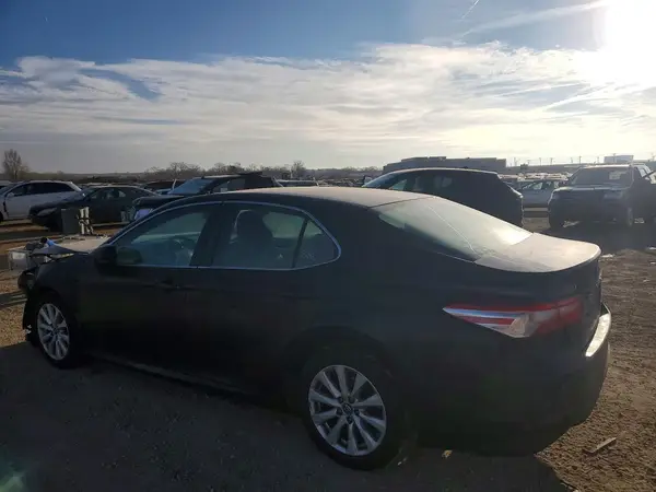 4T1B11HK6JU095901 2018 TOYOTA CAMRY - Image 2