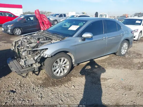 4T1B11HK6JU098068 2018 TOYOTA CAMRY - Image 2