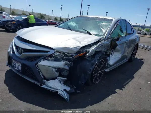 4T1B11HK6JU099401 2018 TOYOTA CAMRY - Image 2