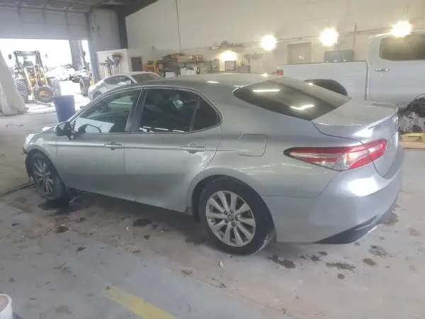 4T1B11HK6JU099768 2018 TOYOTA CAMRY - Image 2