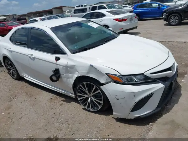 4T1B11HK6JU103138 2018 TOYOTA CAMRY - Image 1