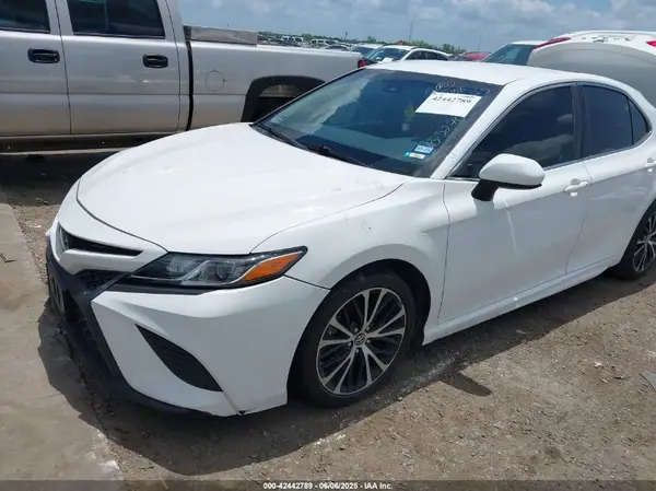 4T1B11HK6JU103138 2018 TOYOTA CAMRY - Image 2