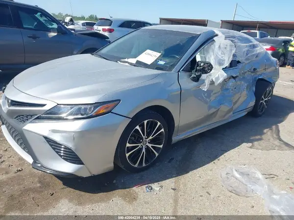 4T1B11HK6JU103253 2018 TOYOTA CAMRY - Image 2