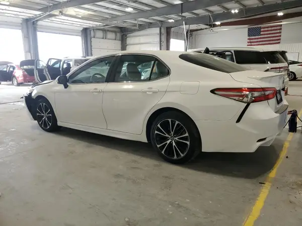 4T1B11HK6JU103270 2018 TOYOTA CAMRY - Image 2