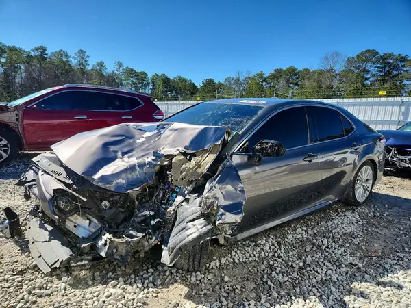 4T1B11HK6JU105102 2018 TOYOTA CAMRY - Image 1