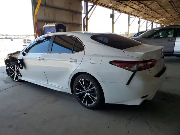 4T1B11HK6JU105584 2018 TOYOTA CAMRY - Image 2