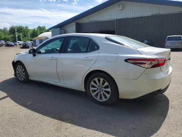 4T1B11HK6JU107660 2018 TOYOTA CAMRY - Image 2