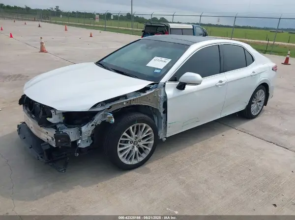 4T1B11HK6JU108839 2018 TOYOTA CAMRY - Image 2