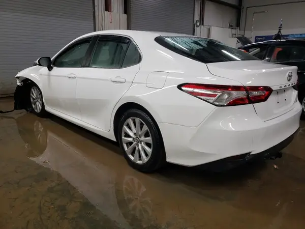 4T1B11HK6JU109232 2018 TOYOTA CAMRY - Image 2