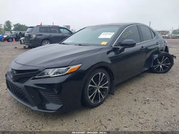 4T1B11HK6JU111191 2018 TOYOTA CAMRY - Image 2