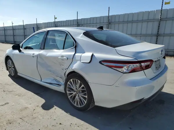 4T1B11HK6JU114219 2018 TOYOTA CAMRY - Image 2