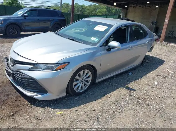 4T1B11HK6JU116892 2018 TOYOTA CAMRY - Image 2