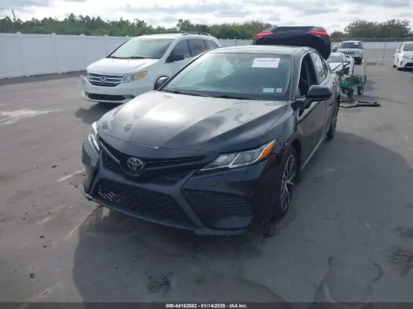 4T1B11HK6JU117993 2018 TOYOTA CAMRY - Image 2