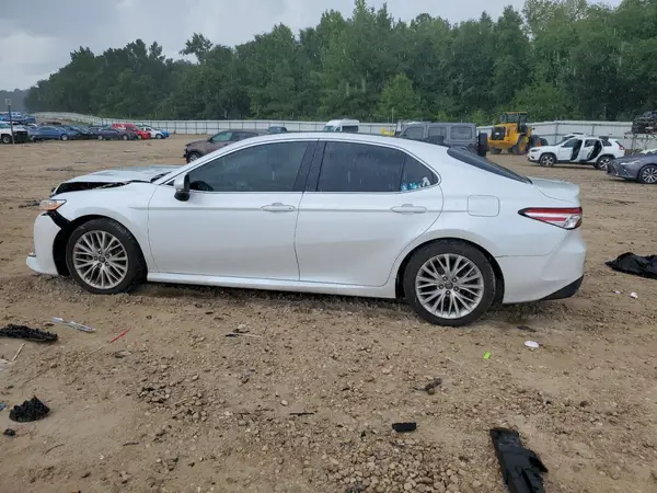 4T1B11HK6JU120201 2018 TOYOTA CAMRY - Image 2