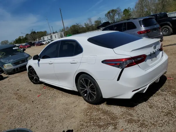 4T1B11HK6JU130758 2018 TOYOTA CAMRY - Image 2