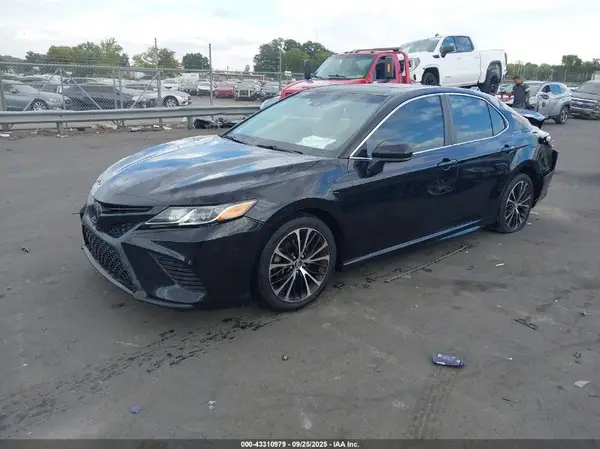4T1B11HK6JU131151 2018 TOYOTA CAMRY - Image 2