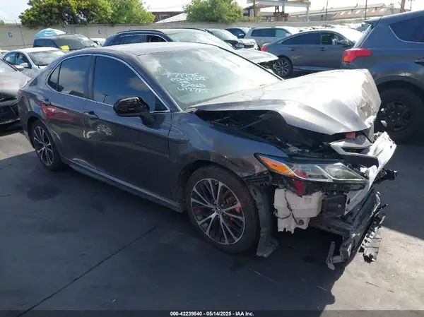 4T1B11HK6JU132185 2018 TOYOTA CAMRY - Image 1