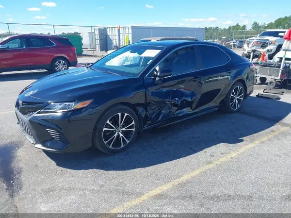 4T1B11HK6JU133613 2018 TOYOTA CAMRY - Image 2
