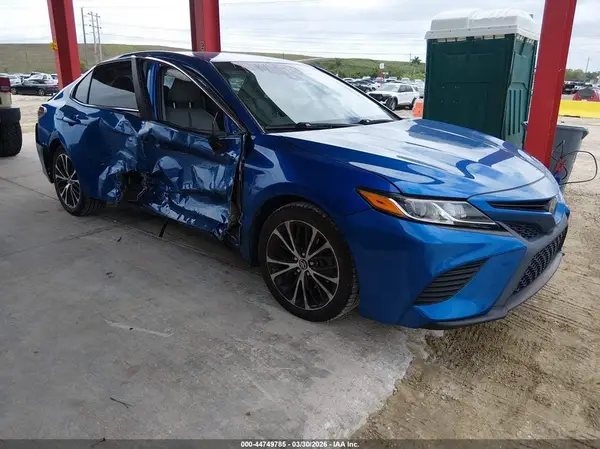 4T1B11HK6JU135961 2018 TOYOTA CAMRY - Image 1
