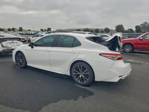 4T1B11HK6JU136009 2018 TOYOTA CAMRY - Image 2