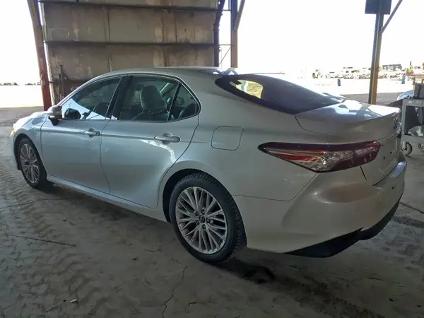 4T1B11HK6JU137127 2018 TOYOTA CAMRY - Image 2