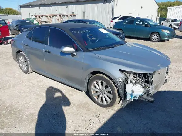 4T1B11HK6JU137662 2018 TOYOTA CAMRY - Image 1
