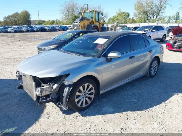 4T1B11HK6JU137662 2018 TOYOTA CAMRY - Image 2