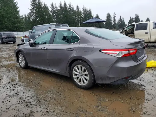 4T1B11HK6JU137922 2018 TOYOTA CAMRY - Image 2